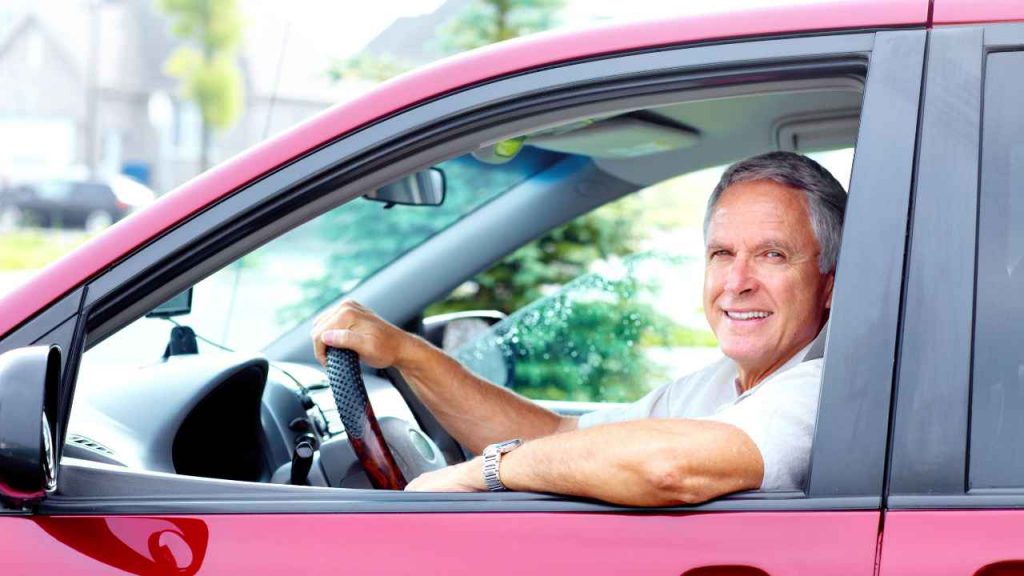 “Scendi dall’auto, vecchio, dove credi di andare”: è successo il ’68, tutto vero I Da questa età non ti rinnovano più la patente, fattela a piedi fino ai cantieri e torna