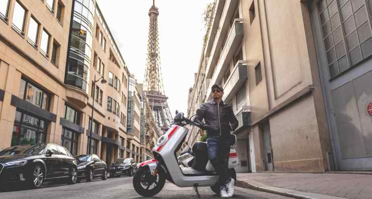 A Parigi bisognerà pagare da settembre 2022 per parcheggiare le moto.