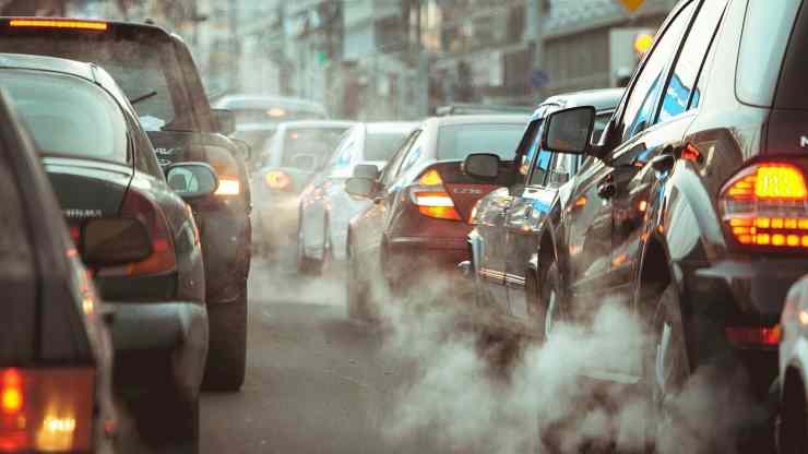 Finestrini aperti città smog e rischio salute.