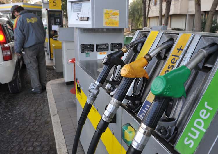 I prezzi di benzina e diesel in calo ma aumenta il metano