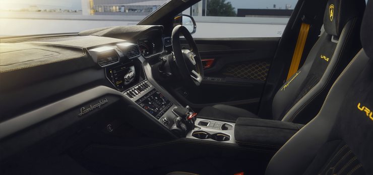 Urus Performante.  interior.  P @ Lamborghini