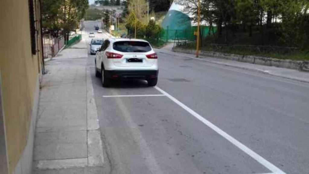 Strisce bianche dei parcheggi, diventano a pagamento la brutta batosta