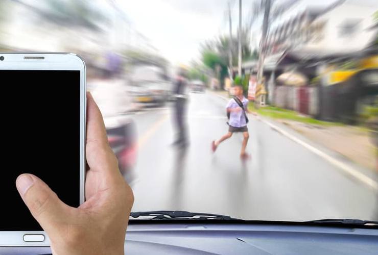 Multe salate per chi libera le mani dallo sterzo in auto in questo modo