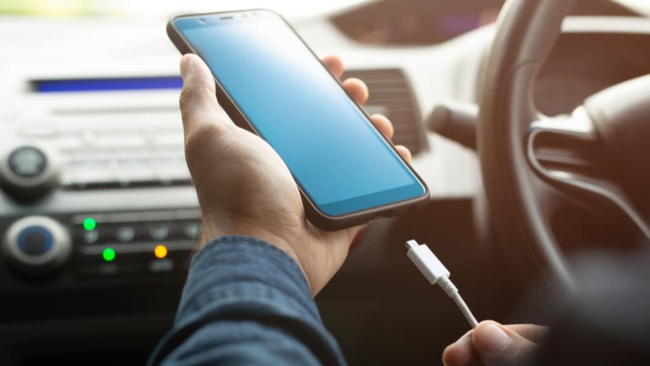 Carga el móvil en el coche, mucho cuidado: así te deshaces de la batería