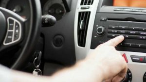 Radio in auto a tutto volume: quando è reato