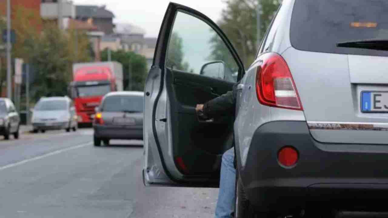 Apertura sportello auto, occorre la massima attenzione per evitare multe e incidenti