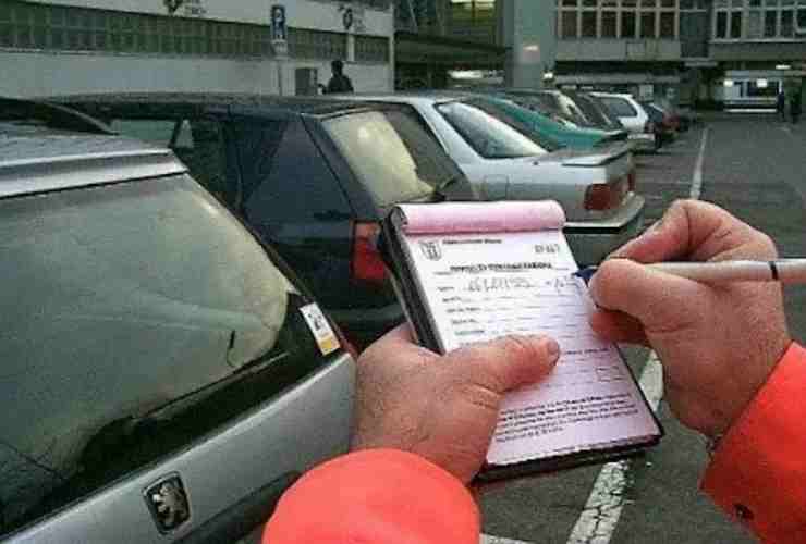 Multe pesanti per parcheggi improbabili in prossimità di incroci