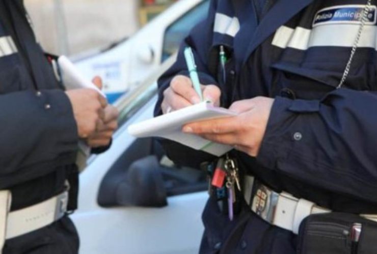 Multe da un minimo di 163 euro per chi passa col rosso