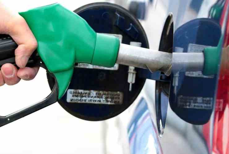 Benzina gratis per tutti, non è la prima volta