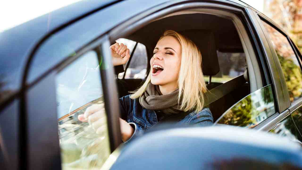 Ragazza canta alla guida