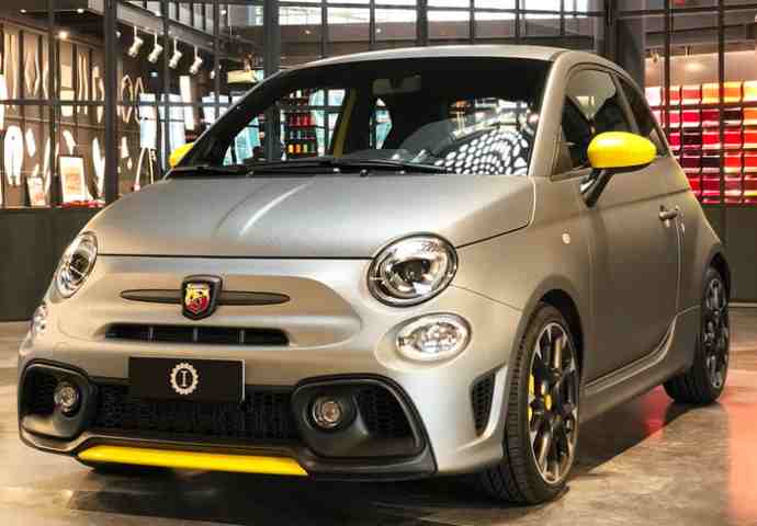 Christian De Sica con la sua Abart 595 Competizione elaborata da Garageitalia.