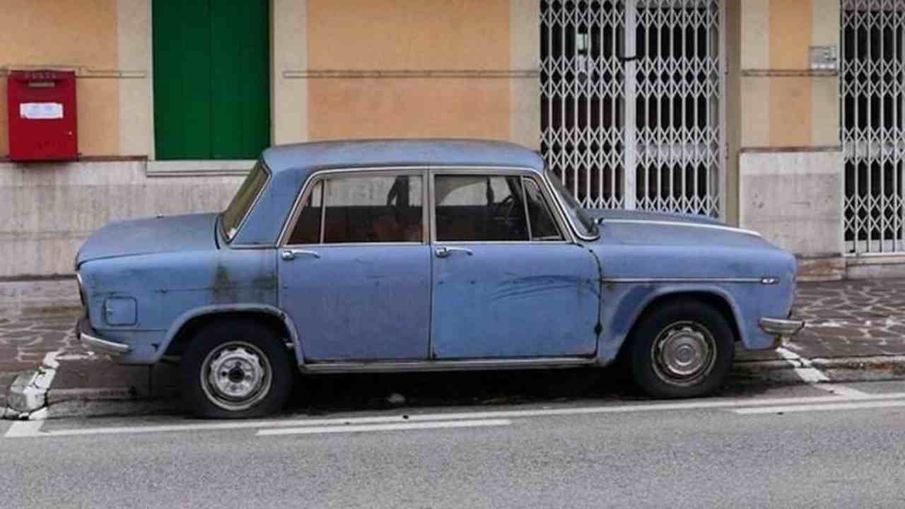 La mitica Lancia Fulvia del signor Fregolent a Conegliano, prima del trasferimento