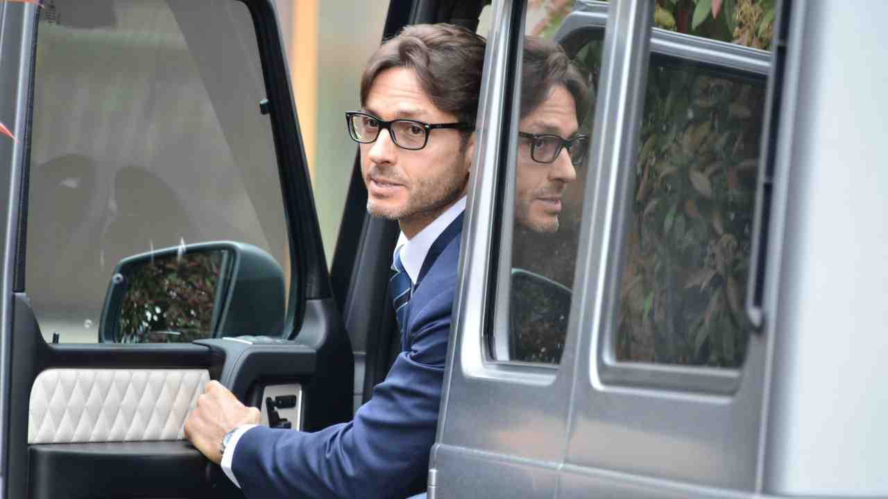Pier Silvio Berluscono scende da una Mercedes Classe G. Ph: AdnKronos