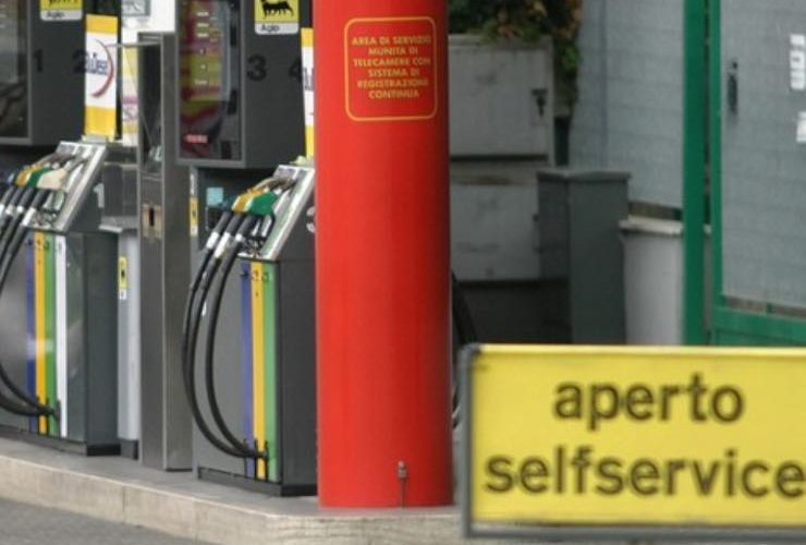 Saltare sul tubo per mettere da parte qualche goccia di benzina: pessima idea