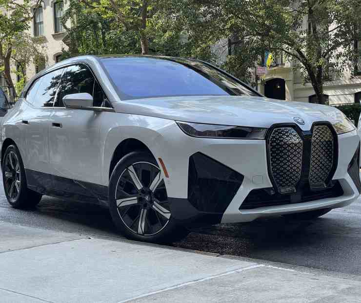 BMW IX: la nuova auto di Pier Silvio Berlusconi