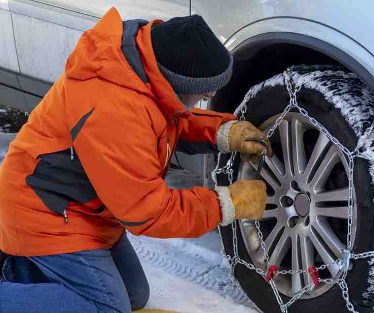 Catene da neve. Come e quando installarle. Photo: credit Car and Driver.