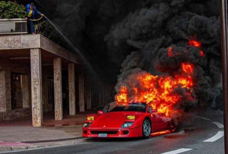 F40 in fiamme, inutile il tentativo di spegnere l'incendio da un balcone