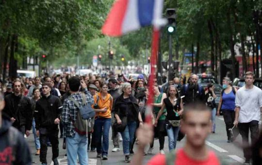 Francia, dopo le proteste i fatti: cambiano le regole per la revisione
