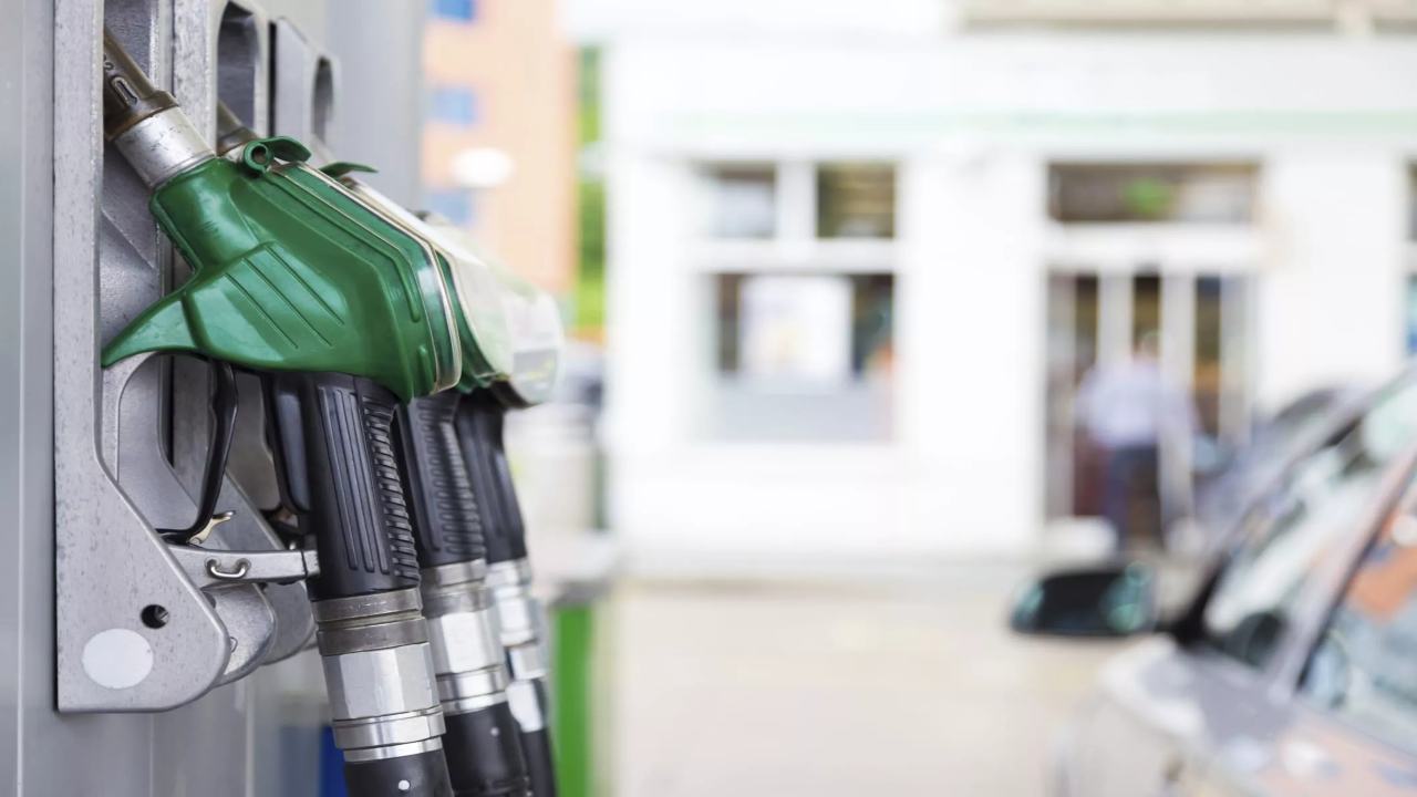 The price of petrol is 2 euros: the government’s announcement is a shock to motorists