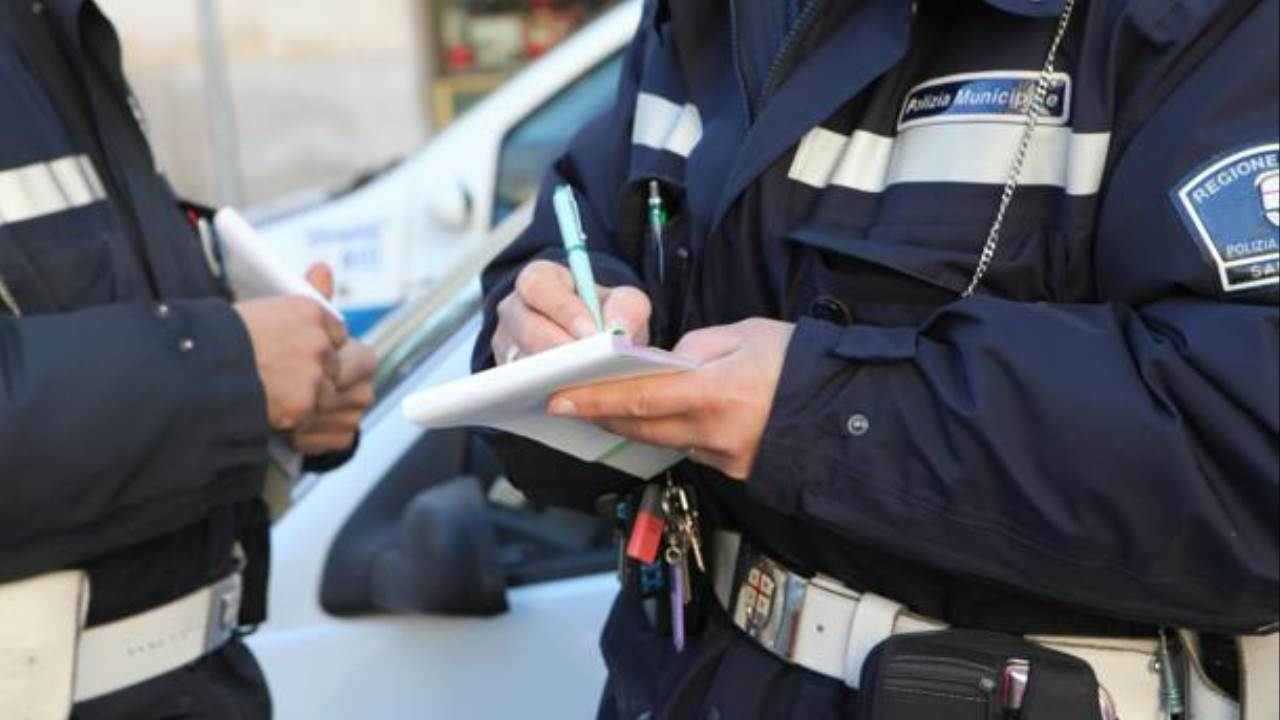 Auto parcheggiata a lungo senza assicurazione, può scattare la multa