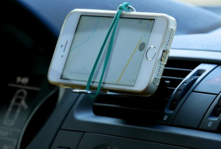 Pinza multiuso ed elastico, ecco un supporto ad hoc per smartphone in auto
