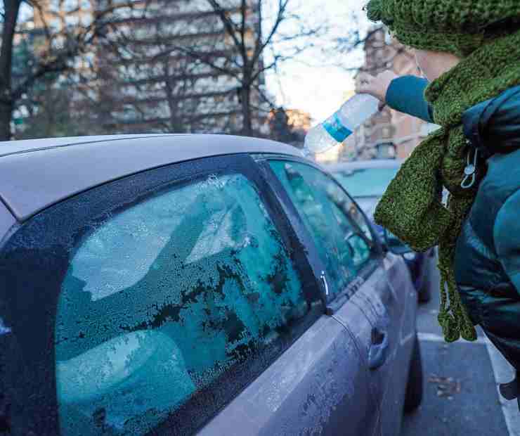 Ghiaccio sul parabrezza: mai versare acqua bollente.