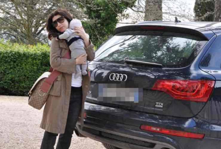 Laura Pausini, qui in uno scatto vicino alla sua Audi Q7