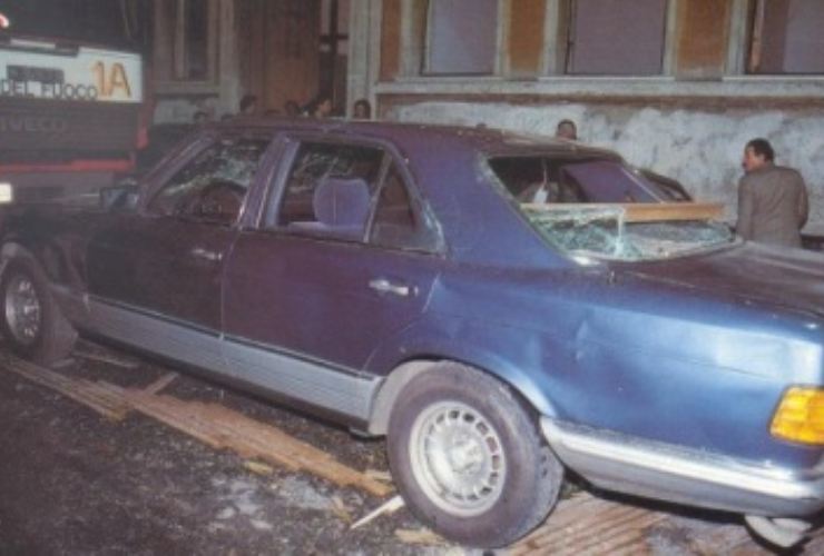 Foto celebre, la Mercedes Blu dell'attentato a Costanzo e alla De Filippi