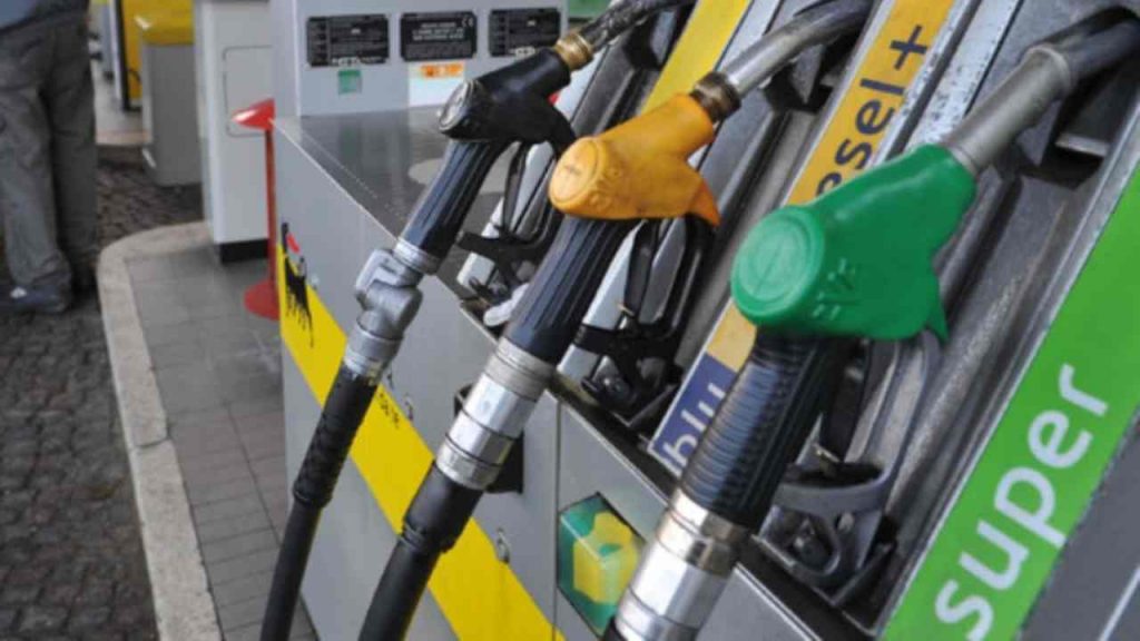 Distributore di benzina: fioccano i trucchi per risparmiare, ma non tutti funzionano