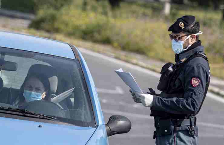 Controllo documenti da parte della Polizia.