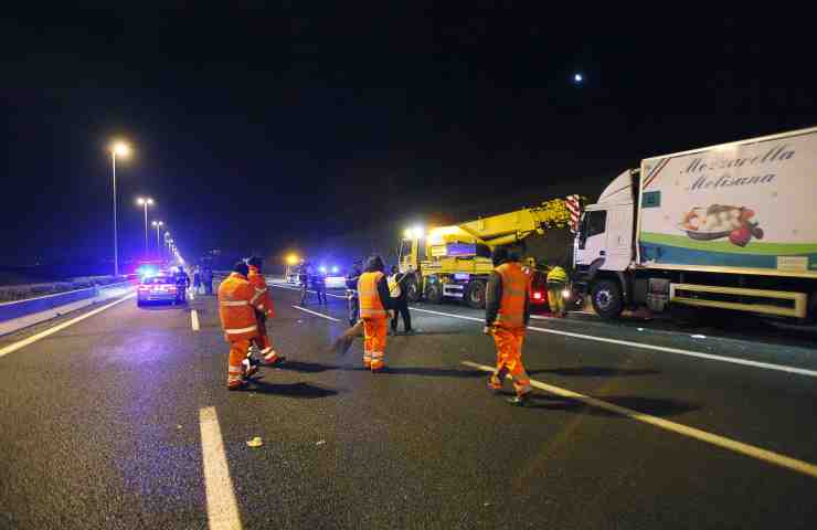 Corsia di emergenza. Un camion investe auto in sosta uccidendo cinque persone.