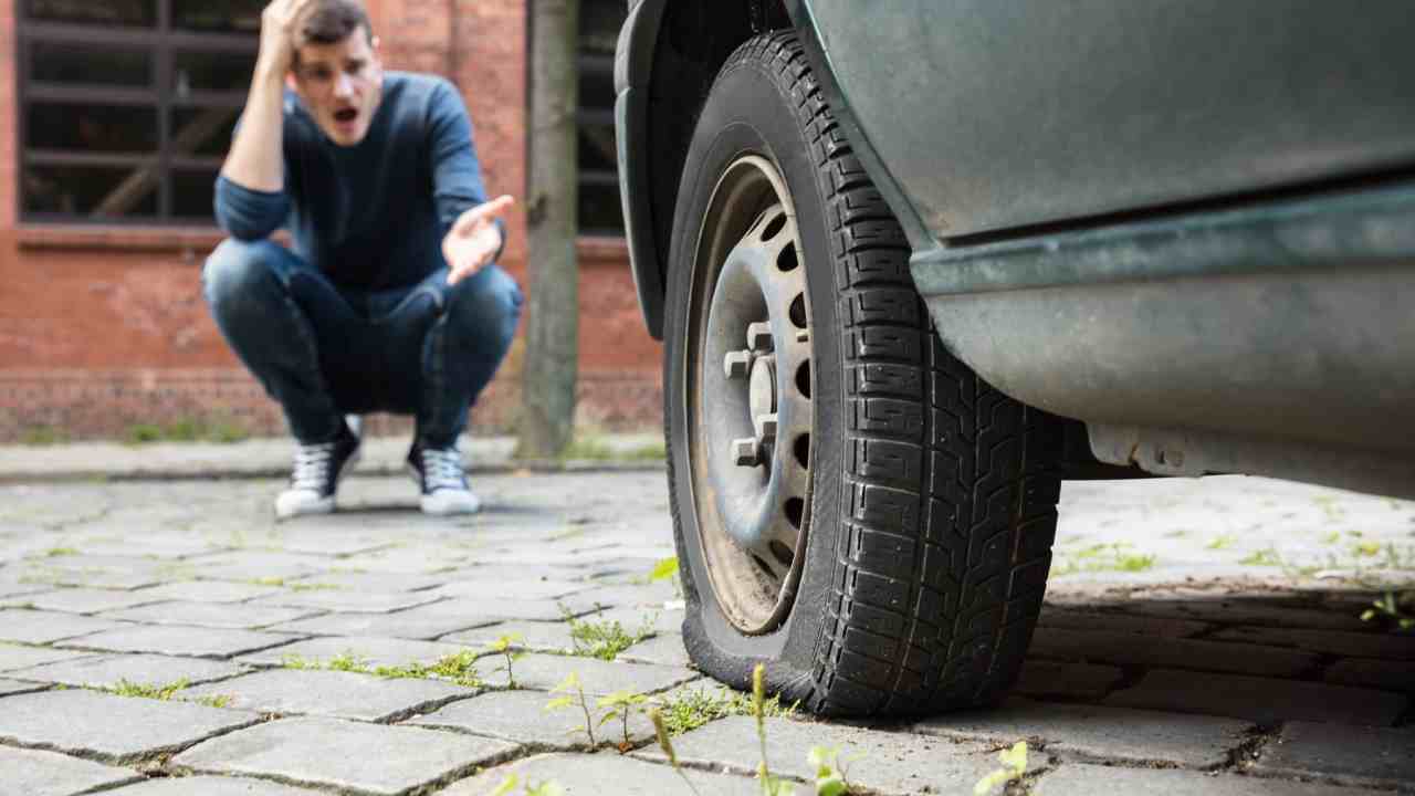 Gomma bucata: se non sai cambiarla, chiama un parente o amico. Non affidarti ai passanti.