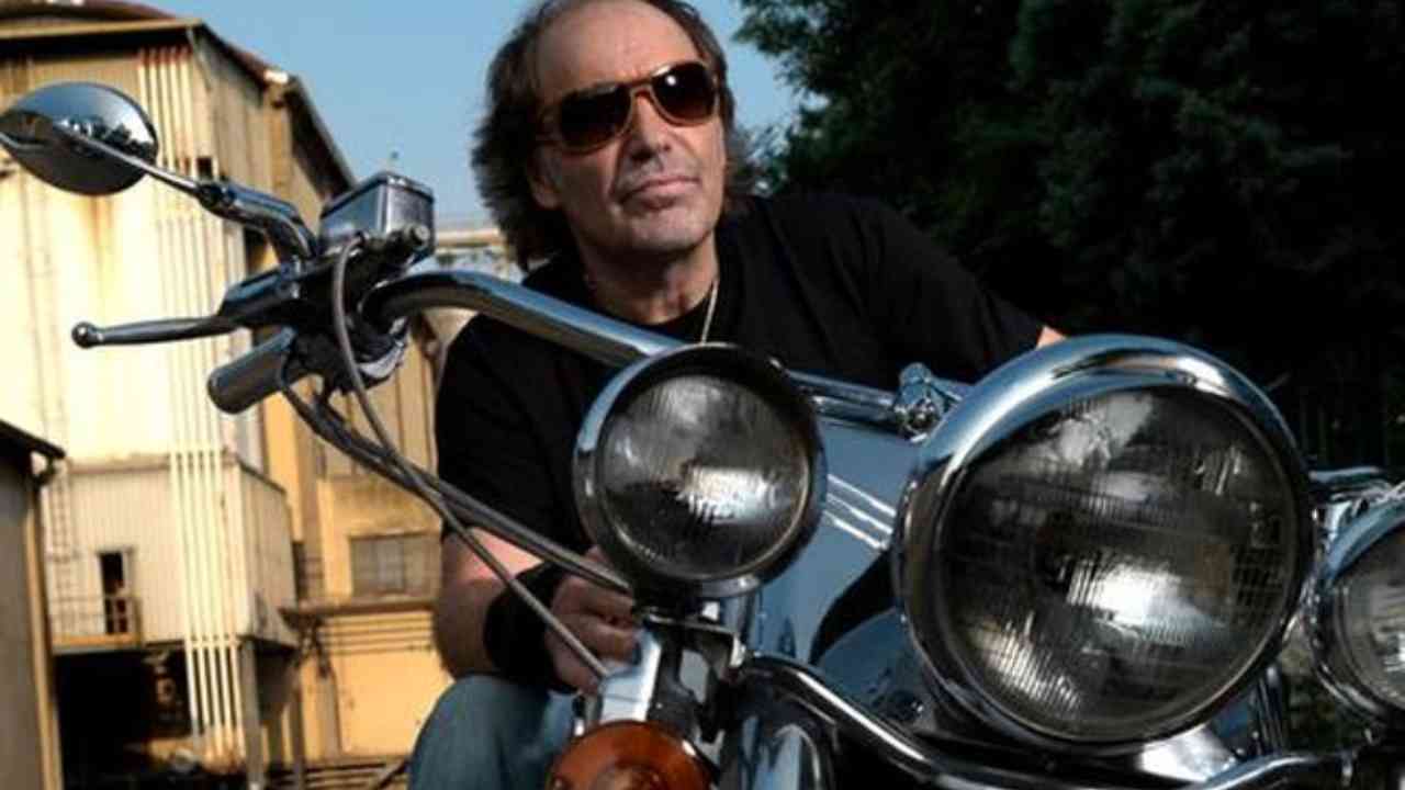 Vasco Rossi in moto: il cantautore ha sempre sfoggiato pubblicamente la sua passione per le due ruote