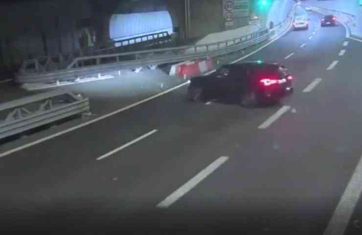 Inversione a U in autostrada di un SUV