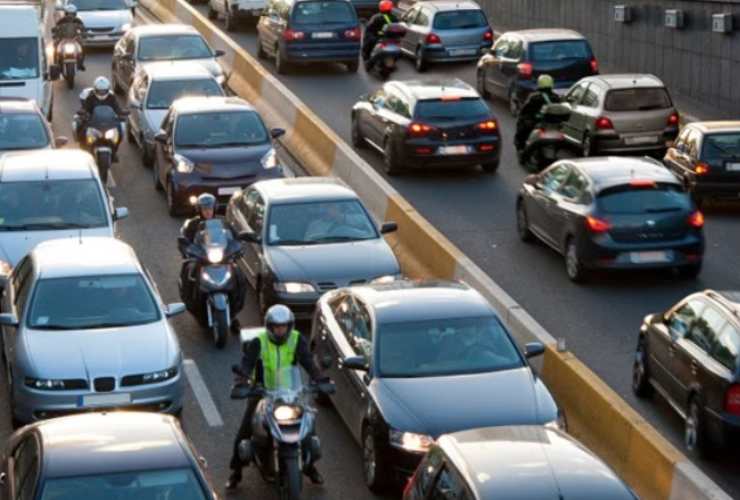 Zig zag di moto tra le auto: in Italia è vietato