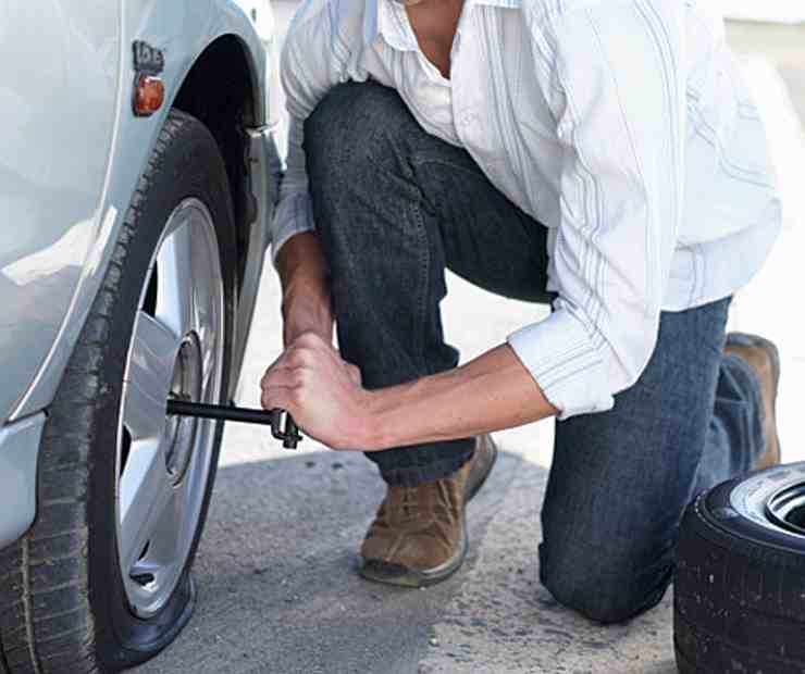 Mentre uno dei ladri ti cambia la ruota, l'altro ti saccheggia l'auto approfittando che sei chinato sulla fiancata.