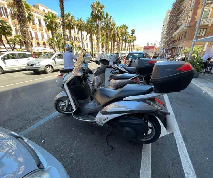 Multe scooter in sosta. Pioggia di sanzioni a Parigi.