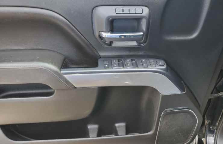 Portiera auto con presa USB incorporata.