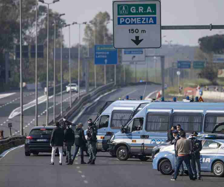 Posto di blocco. Intera carreggiata bloccata