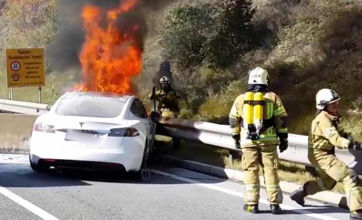 Incendio auto elettrica 