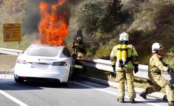 Incendio auto elettrica