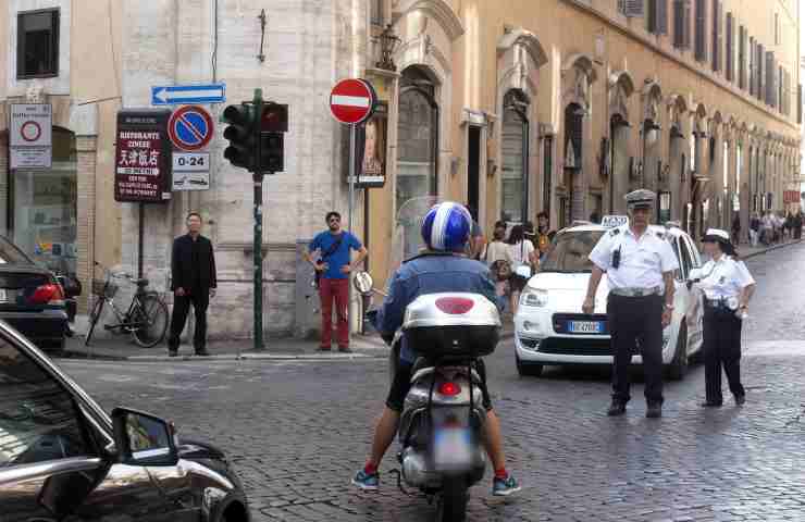 Controlli scooter. Pratiche vietate alla guida.