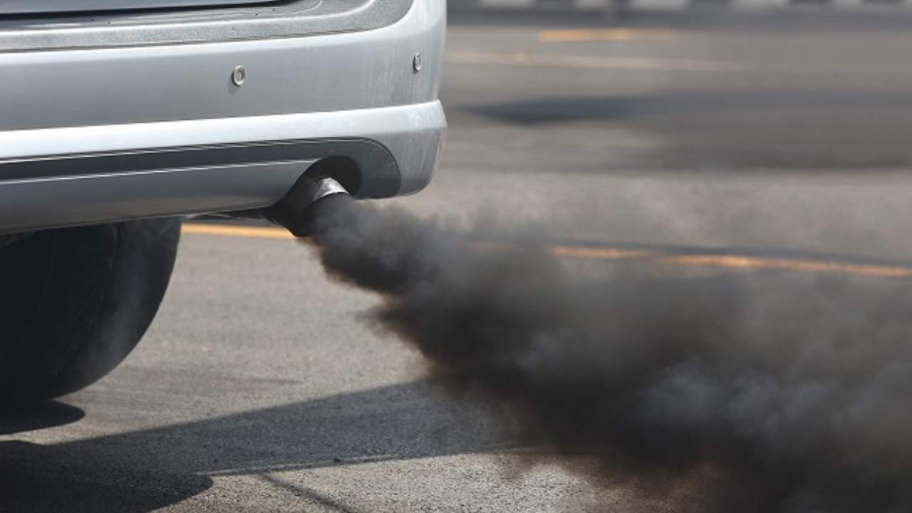 Car muffler, if black smoke comes out, start worrying: here are the causes and remedies
