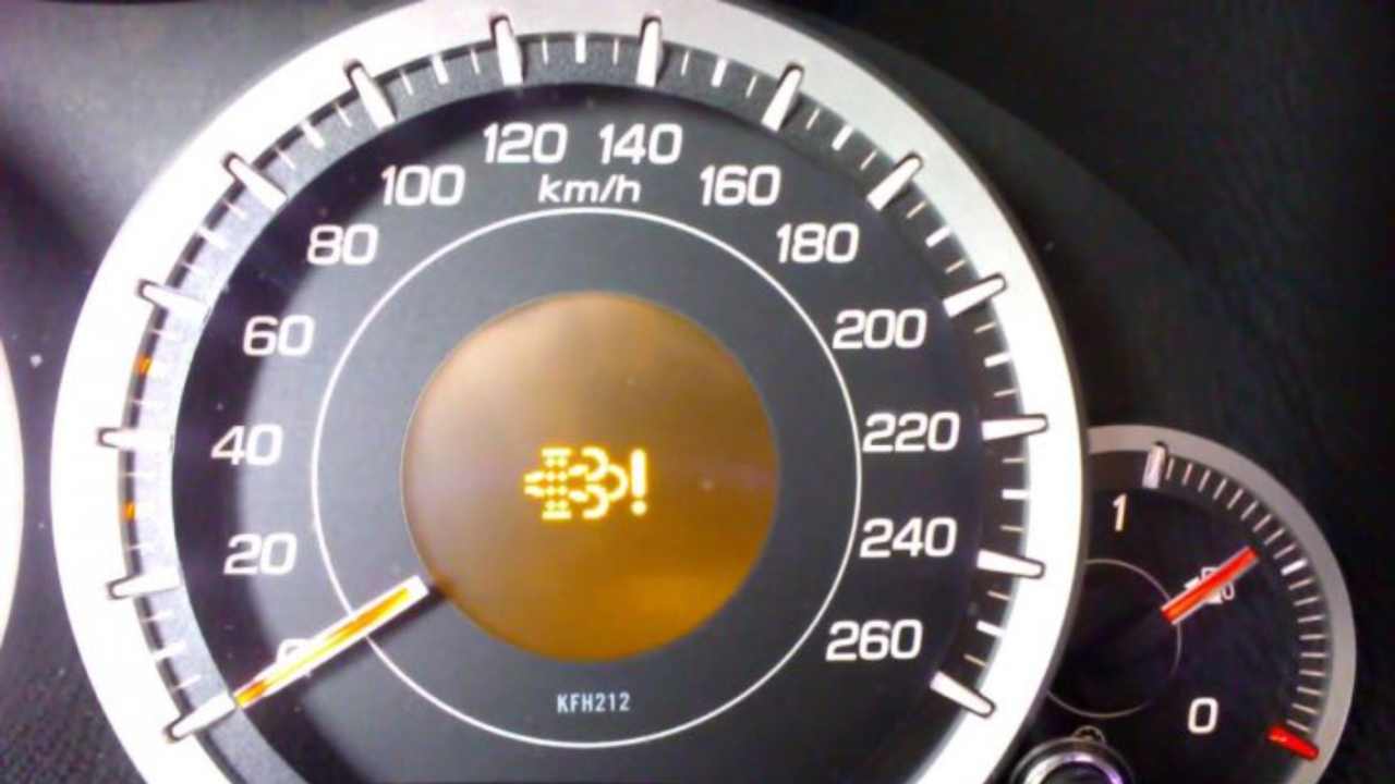 Car dashboard, watch out for the yellow light: when it lights up, don’t waste time