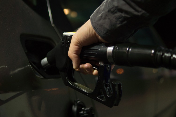 Benzina-rifornimento-(Solomotori.it)