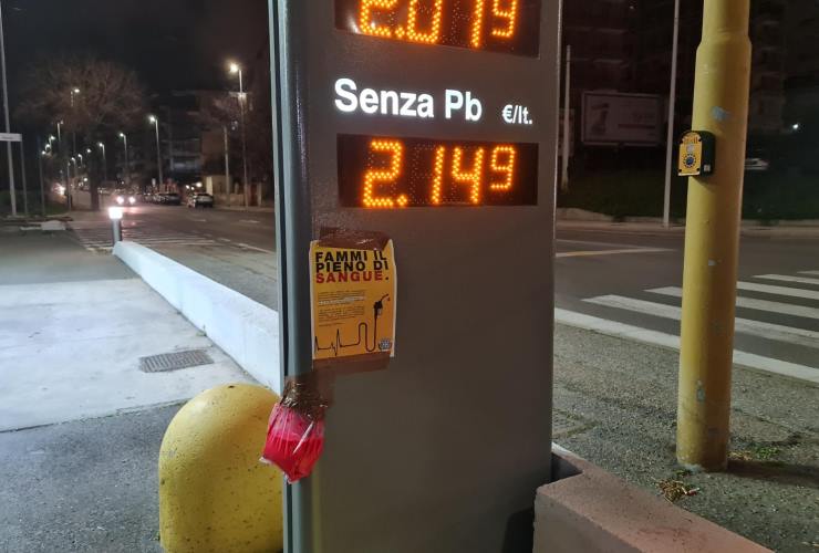 Caro carburante. Il diesel supera il prezzo della benzina (ANSA)