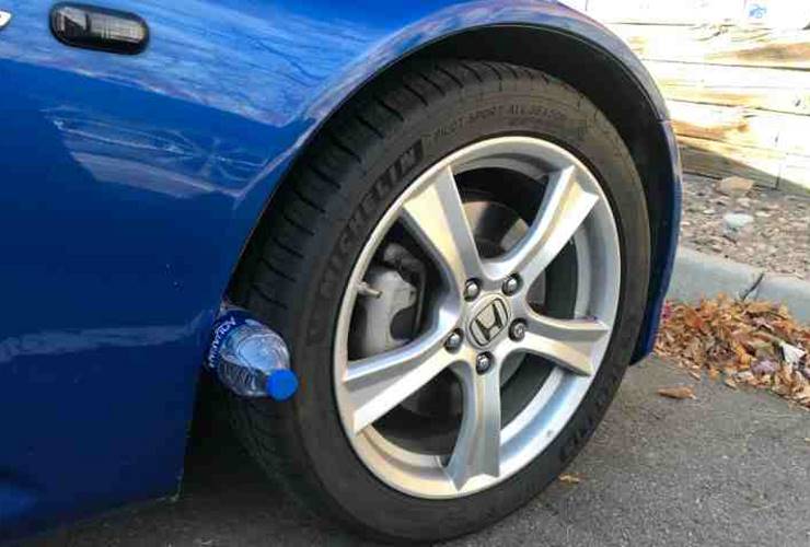 Auto in panne. Se senti un rumore proveniente dal motore o dalla ruota, non scendere e non lasciare l'auto aperta. Se vedi una bottiglia è in scena una rapina ai tuoi danni. (Web)