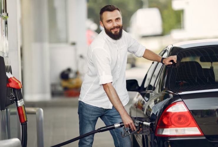 Risparmiare carburante per non tornare sempre a far rifornimento. Il trucco della ciotola d'acqua. (Web)