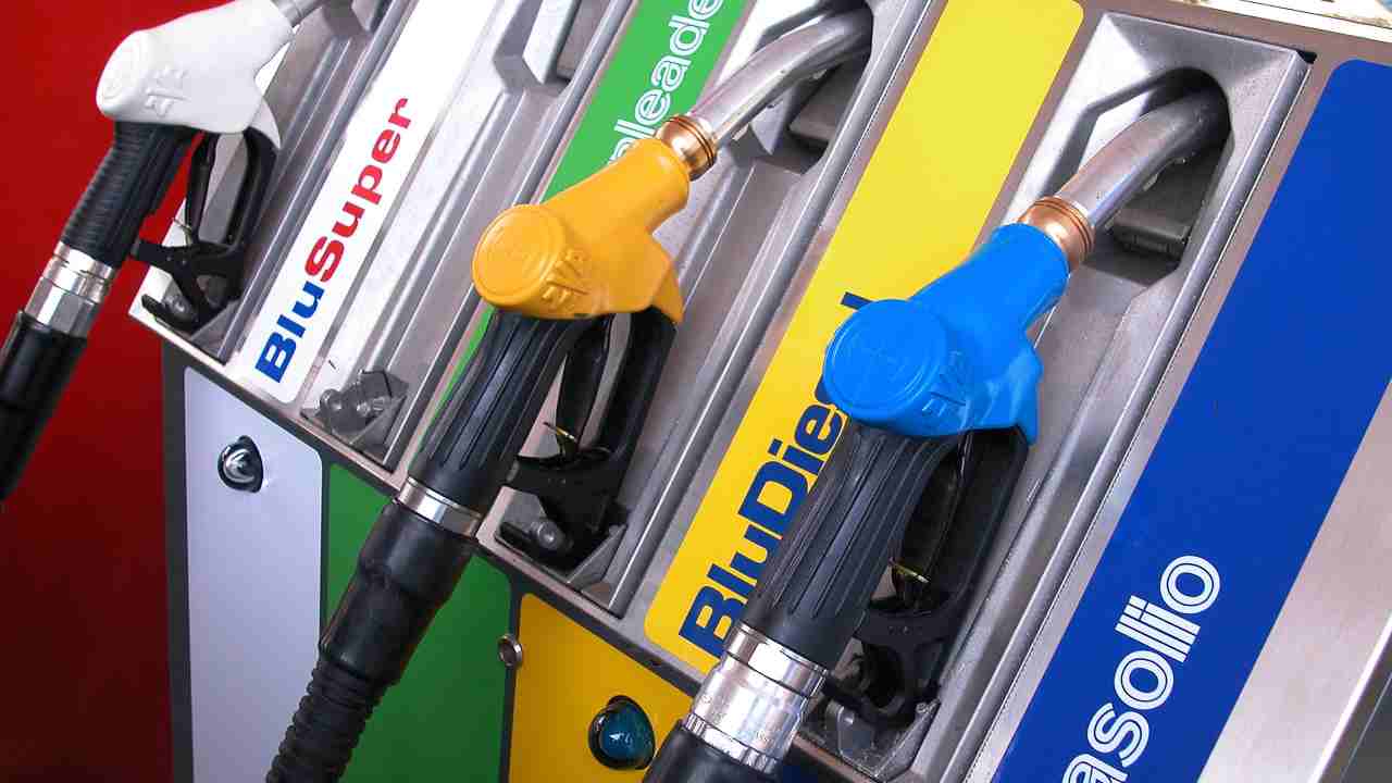 Caro carburanti. Ora per i distributori sarà obbligatorio esporre un nuovo cartello. (ANSA)
