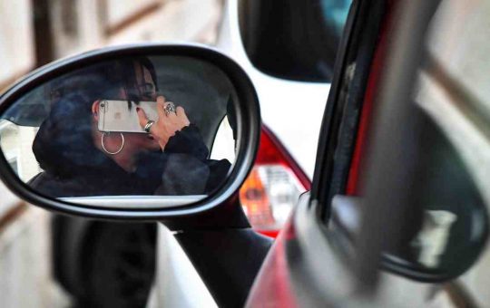 Cellulare alla guida: come configurare il vivavoce per non prendere multe e non causare incidenti (ANSA)